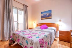 apartamento situado cerca del Mercadona y de la carretera de circunvalación en una zona con fácil aparcamiento. Dispone de terraza privada y aire acondicionado.
capacidad para 6 personas