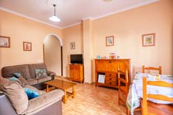 apartamento situado cerca del Mercadona y de la carretera de circunvalación en una zona con fácil aparcamiento. Dispone de terraza privada y aire acondicionado.
ver fotos