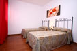 Bonito apartamento de nueva construcción situado en zona tranquila y con fácil aparcamiento. Cerca de la circunvalación, sin atascos. Aire acondicionado en salón y dormitorios.
capacidad para 4 personas