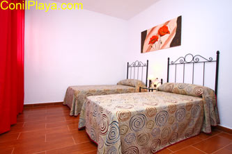 dormitorio con 2 camas