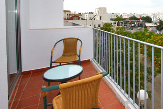 Bonito apartamento ideal para una pareja y un niño o adulto. Situado en excelente zona cerca de supermercado y de la playa andando.
capacidad para 2 personas