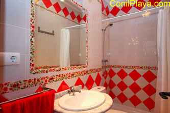 Cuarto de baño con placa de ducha