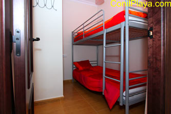 Dormitorio con 2 camas literas.