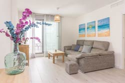 Apartamento tranquilo situado cerca del Mercadona, con fácil aparcamiento.
Tiene 3 dormitorios y capacidad para 6 personas.