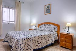 Apartamento cerca del centro y situado en una zona tranquila y con fácil aparcamiento. A unos 11 o 12 minutos andando a la playa. De 3 dormitorios.
Apartamento en Conil para 6 personas