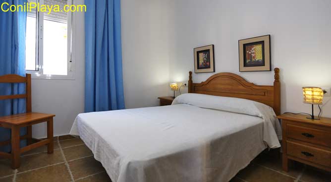 dormitorio con cama de matrimonio