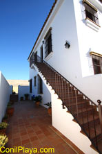 Escaleras de subida al apartamento.