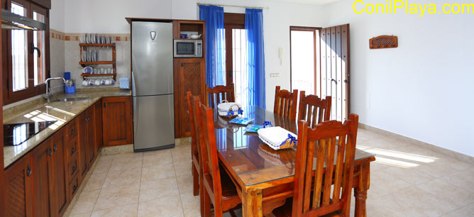 cocina y mesa comedor.