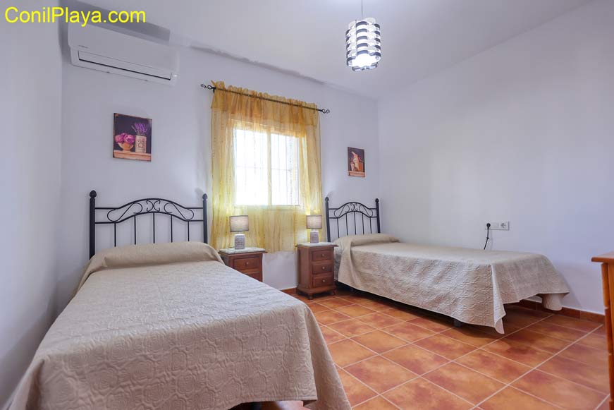 dormitorio con 3 camas individuales