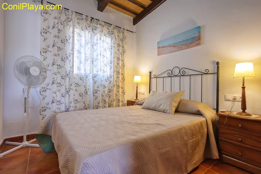 dormitorio con cama de matrimonio