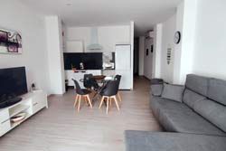 2 dormitorios,5 personas. Bonito apartamento situado en zona muy tranquila y con fácil aparcamiento, cerca de la carretara de circunvalación. De nueva construcción. 
