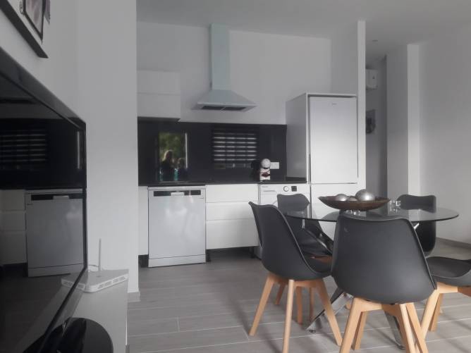 El comedor del apartamento se encuentra junto a la cocina