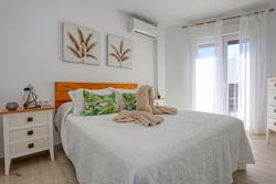 Excelente apartamento con terraza con vistas directa a la playa, 3 dormitorios, aire acondicionado en el salón. Zona tranquila y con aparcamiento.
Apartamento de 2 o 3 dormitorios para 5 o 6 personas.