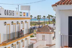 2 dormitorios,6 personas. Excelente apartamento con terraza con vistas directa a la playa, 2 dormitorios, aire acondicionado en el salón y en dormitorio con dos balcones al exterior. 