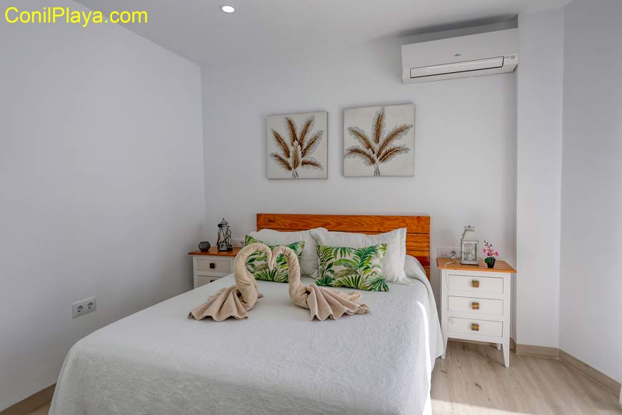 Dormitorio con aire acondicionado