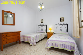 Dormitorio con 2 camas individuales.