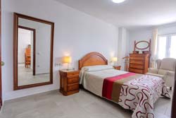 Apartamento en primera línea de playa con vistas directas al mar. Aire acondicionado, en pleno centro turístico de Conil. Ideal vacaciones. Consta de 2 dormitorios, uno con cama de matrimonio y otro con 2 camas individuales, cocina y cuarto de baño.
capacidad para 4 personas