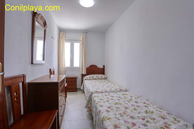 dormitorio con camas individuales