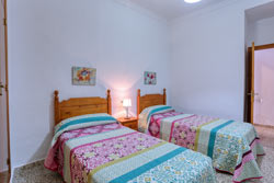 Apartamento situado en zona muy centrica de Conil y cercana a la playa andando. 1 dormitorio. Ideal parejas. patio típico de Conil.
Apartamento de 1 dormitorio