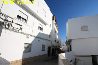 Fahada y calle donde se encuentra el Estudio en Conil