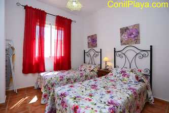 dormitorio con 2 camas