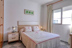 Apartamento con azotea con vistas al mar y muy cerca de la playa andando. Muy luminoso y cerca de todo. 3 dormitorios
capacidad para 6 personas
