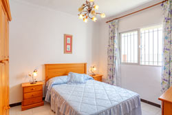 Apartamento situado muy cerca de la playa andando, muy cerca de la calle Cádiz. Tiene azotea con vistas al mar. Es ideal para pasar unas buenas vacaciones en Conil.
ver fotos