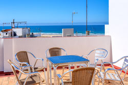 Apartamento situado muy cerca de la playa andando, muy cerca de la calle Cádiz. Tiene azotea con vistas al mar. Es ideal para pasar unas buenas vacaciones en Conil.
capacidad para 5 personas