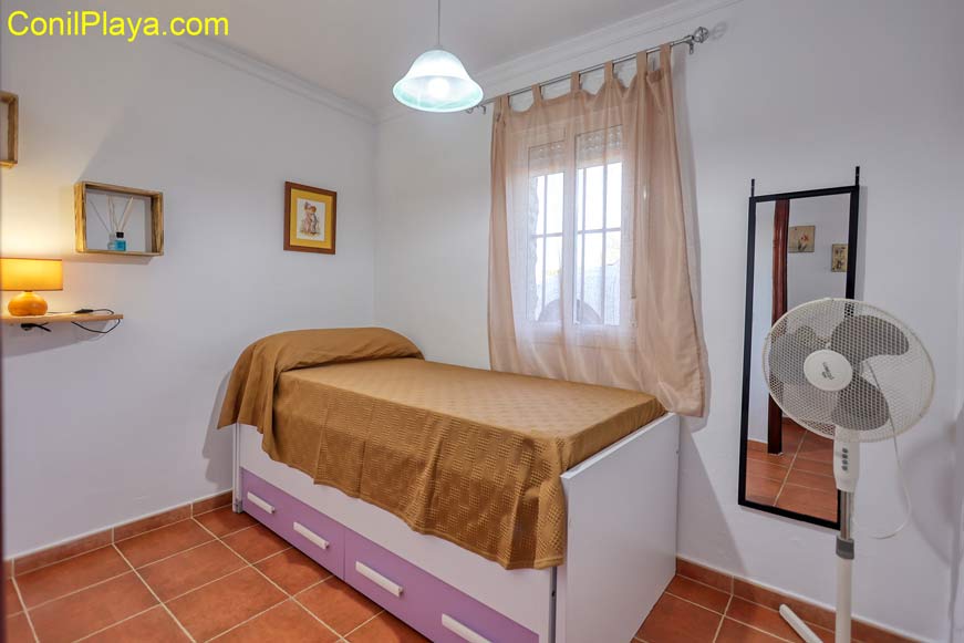 dormitorio con 2 camas individuales