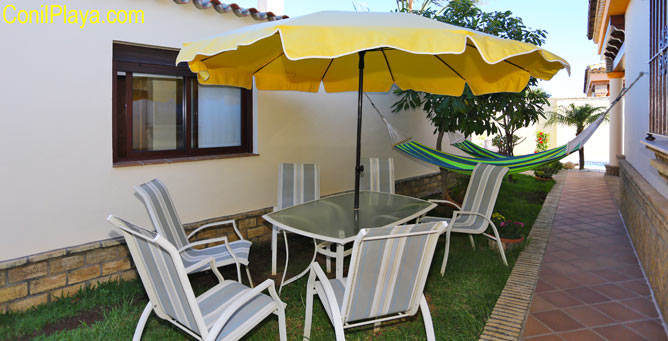 mesa y sillas en el jardín.