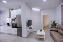 Excelente apartamento en Conil situado en zona muy tranquila y con garage, cerca de la carretera de circunvalacion. Cerca de Supermercado. A unos 5 minutos a la playa en coche. De nueva construcción.
Alquiler de vacaciones para 4 personas.
