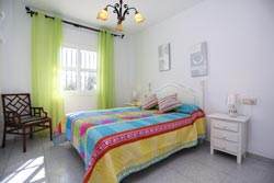 Apartamento situado a menos de 3 minutos andando de la playa, junto al hotel Fuerte Conil. Tiene terraza, 2 patios interiores.
Alquiler de vacaciones para 4 personas en La Atalaya