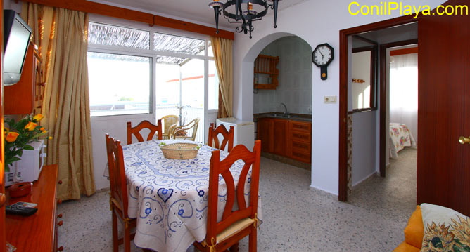 comedor y cocina al fondo