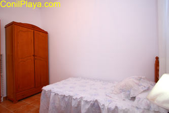 armario del dormitorio con 2 camas