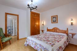 Estupendo apartamento de 1 dormitorio situado en una zona muy tranquila de la playa de la Fontanilla, a la entrada de esta. Frente a la playa. Ideal para descansar en la misma playa.
capacidad para 2 personas