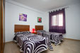 Apartamento nuevo, de un dormitorio con dos camas individuales, sofa cama y cama supletoria en el salon. Situado en una zona estupenda para veranear en Conil,donde podras disfrutar de unas vacaciones cercanas a todo y sin necesidad de utilizar el coche.
capacidad para 2 personas