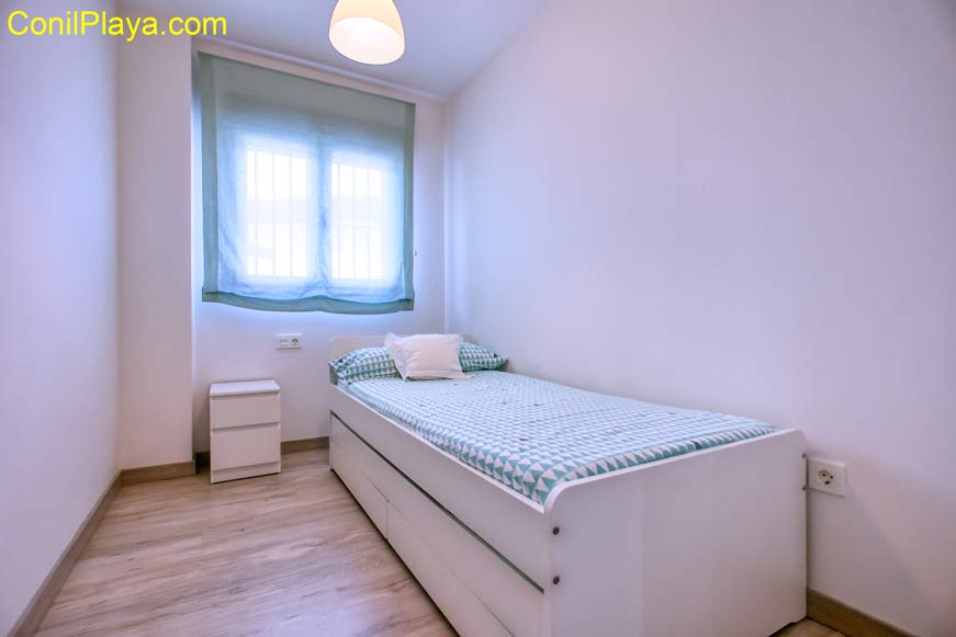 dormitorio con 2 camas individuales