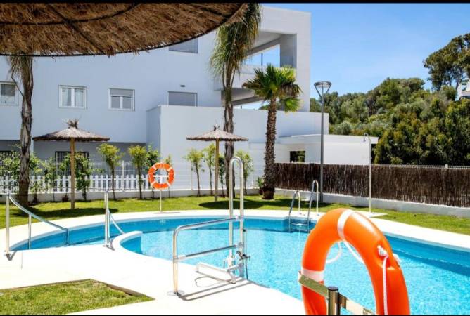 foto de la piscina del apartamento en Conil en alquiler