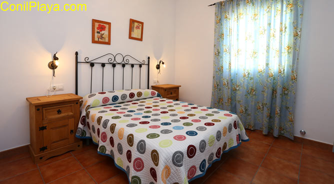 dormitorio principal con cama de matrimonio