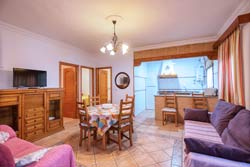 Apartamento situado muy cerca de la playa, en el carril de la Fuente, muy tranquilo al estar en calle peatonal, calle cañaveral.
capacidad para 5 personas