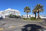 Apartamento con terraza con vistas directas a la playa. Aire acondicionado, dormitorio con cama de matrimonio con cama adicional.
capacidad para 3 personas