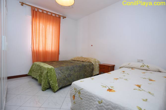 dormitorio principal con cama de matrimonio