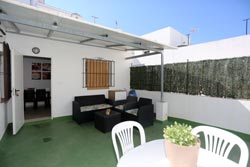 1 dormitorios,4 personas. Apartamento muy tranquilo cerca del centro andando. Terraza privada, aire acondicionado, Sin vecinos. Calle Espronceda. 