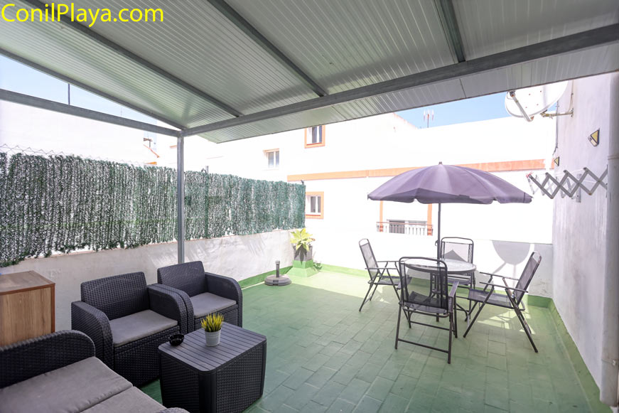 Terraza cubierta mesas sillas
