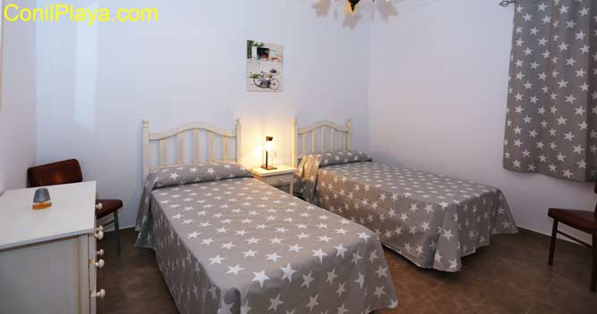 dormitorio con 2 camas