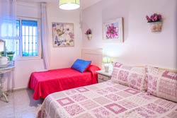 Apartamento situado en pleno centro turístico de Conil, en la calle Cádiz, cerca de la plaza de Santa Catalina y Torre de Guzman. A menos de 3 minutos andando a la playa. Cerca de Bares y zonas de ocio.
capacidad para 4 personas