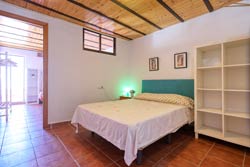 Apartamento de 2 dormitorios, muy tranquilo cerca de supermercados y de zona amplia de aparcamiento.
capacidad para 4 personas