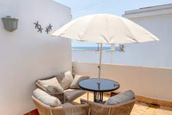 1 dormitorios,4 personas. Tranquila casa situado en un patio interior muy tranquilo, cerca de la playa andando. 