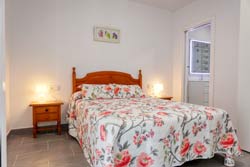 Tranquila casa situado en un patio interior muy tranquilo, cerca de la playa andando.
capacidad para 2 personas