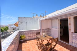 1 dormitorios,3 personas. Apartamento situado en zona muy tranquila y próxima a la circunvalación de Conil. Facil aparcamiento, supermercados cerca. 